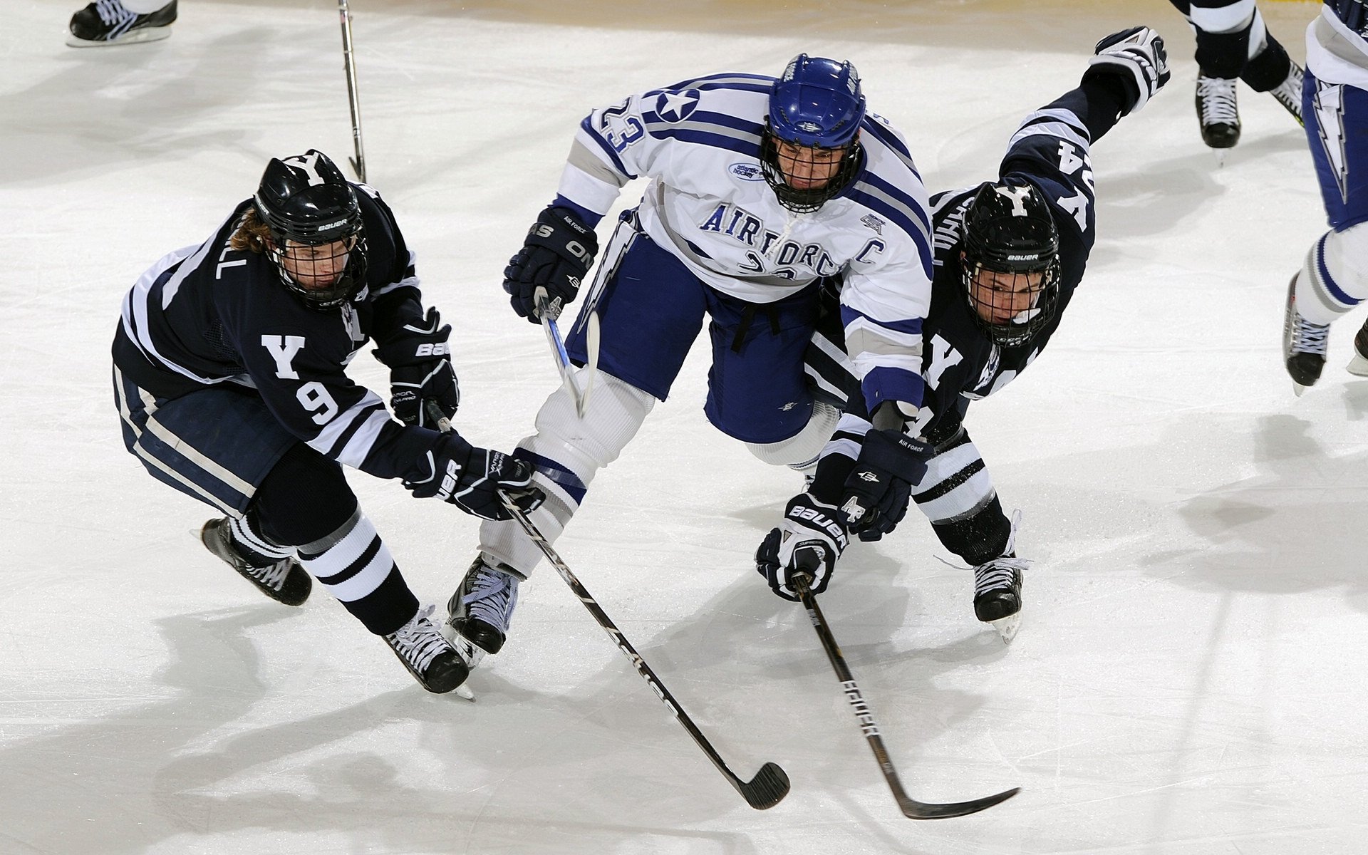 分区决赛半决赛激情夜!詹姆斯里突外投,本菲卡大胜马德里竞技